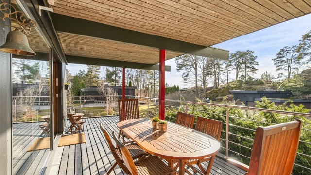 Den store terrassen på totalt 70 m² er delvis overbygget, noe som gir ly for vær og vind.