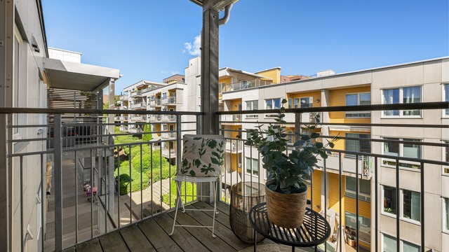 Plass til blant annet utemøbler. Bærende konstruksjoner av betong belagt med spalte gulv. Rekkverk av stål. Utebelysning og stikkontakter