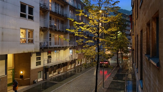 - Leiligheten ligger like i nærheten av bystassjonen -