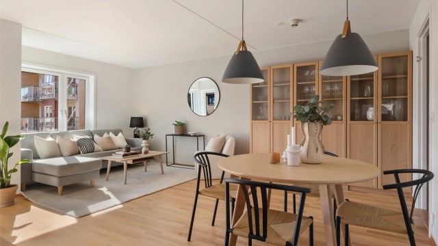 Det er også plass til spisebord i stuen
