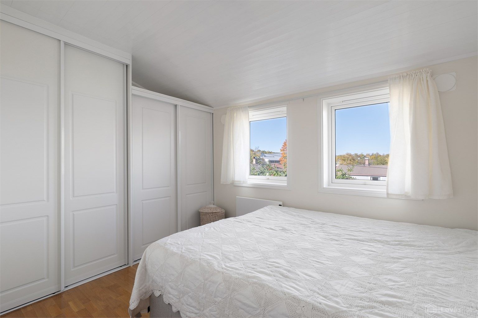 Det andre soverommet er utstyrt med en praktisk skyvedørsgarderobe.