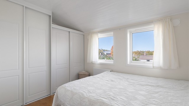 Det andre soverommet er utstyrt med en praktisk skyvedørsgarderobe.