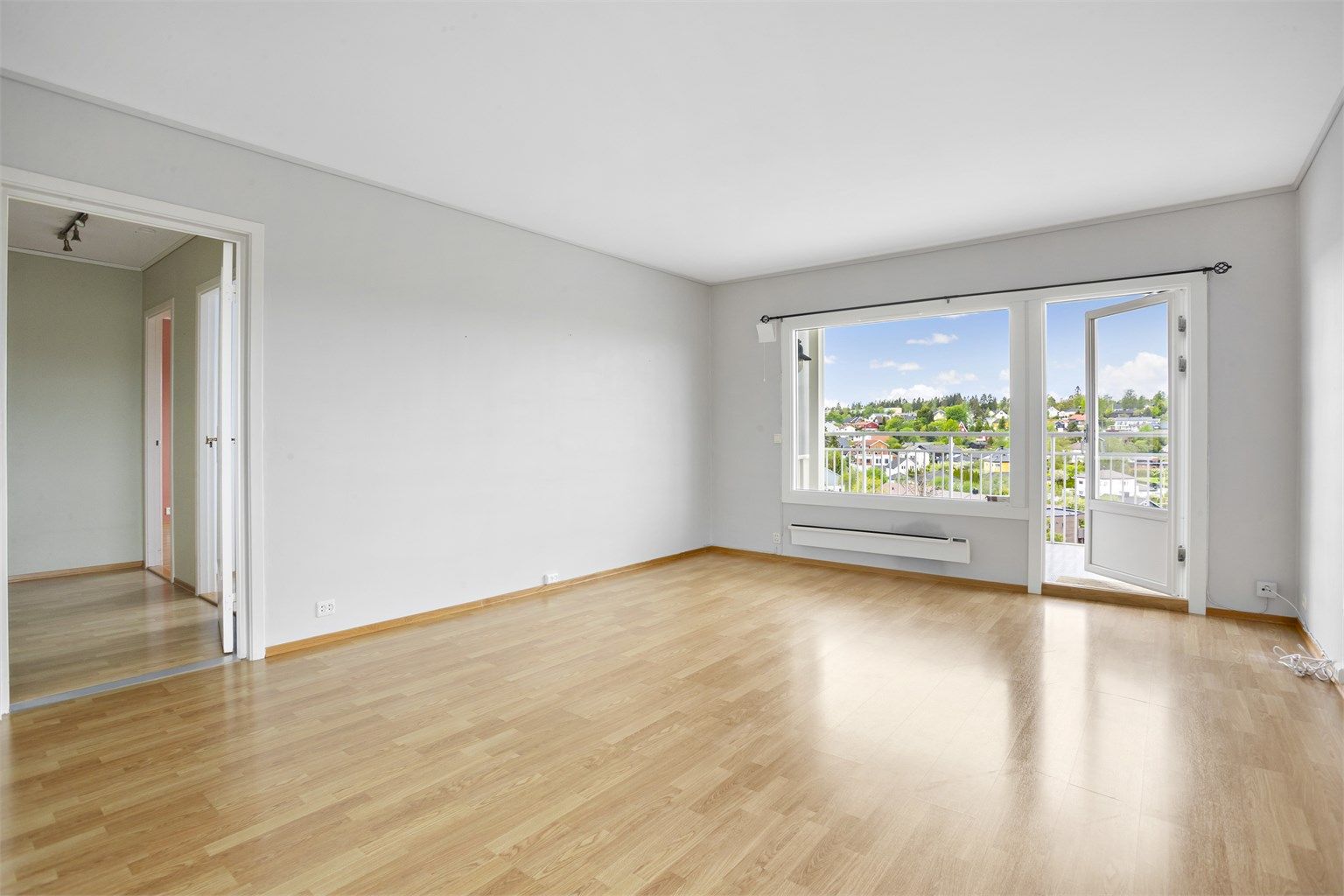 Fin stue med store vindusflater som slipper inn rikelig med naturlig lys