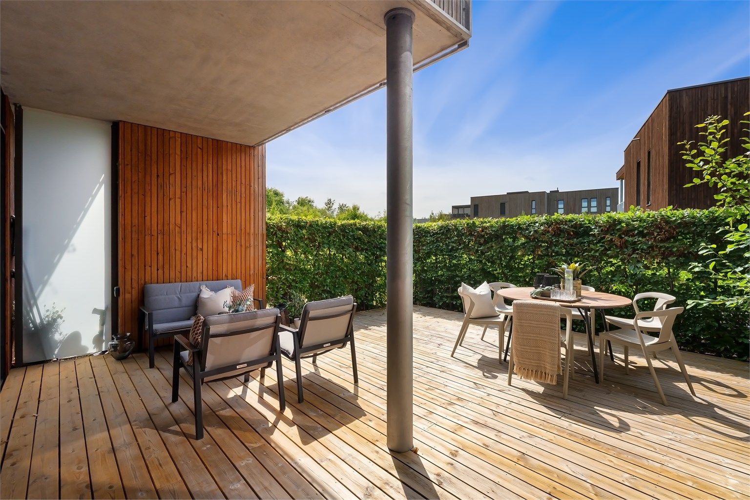 Flott, moderne og delikat innredet 3/4-roms leilighet med usjenert, solrik terrasse 31 kvm