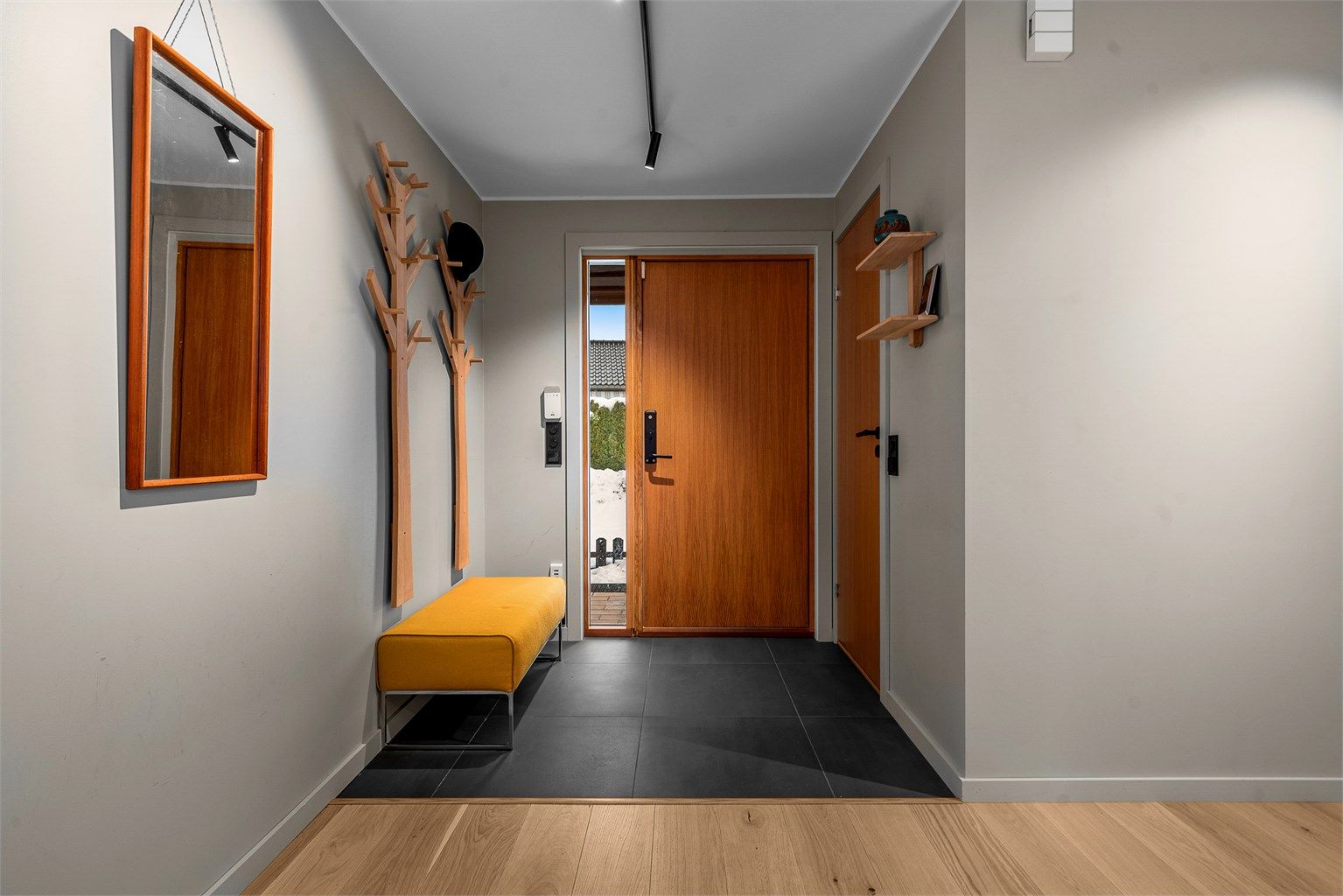 Velkommen inn! Innbydende flislagt entré med varmekabler som gir et godt førsteinntrykk av boligen