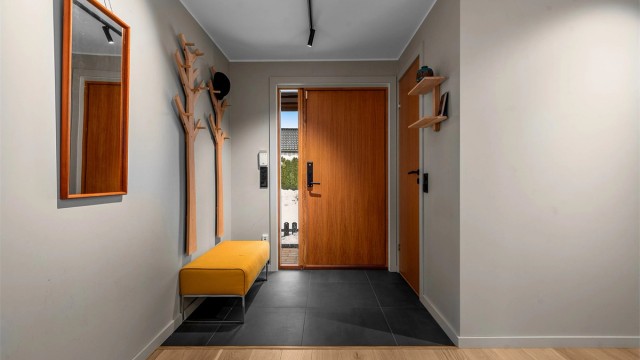 Velkommen inn! Innbydende flislagt entré med varmekabler som gir et godt førsteinntrykk av boligen