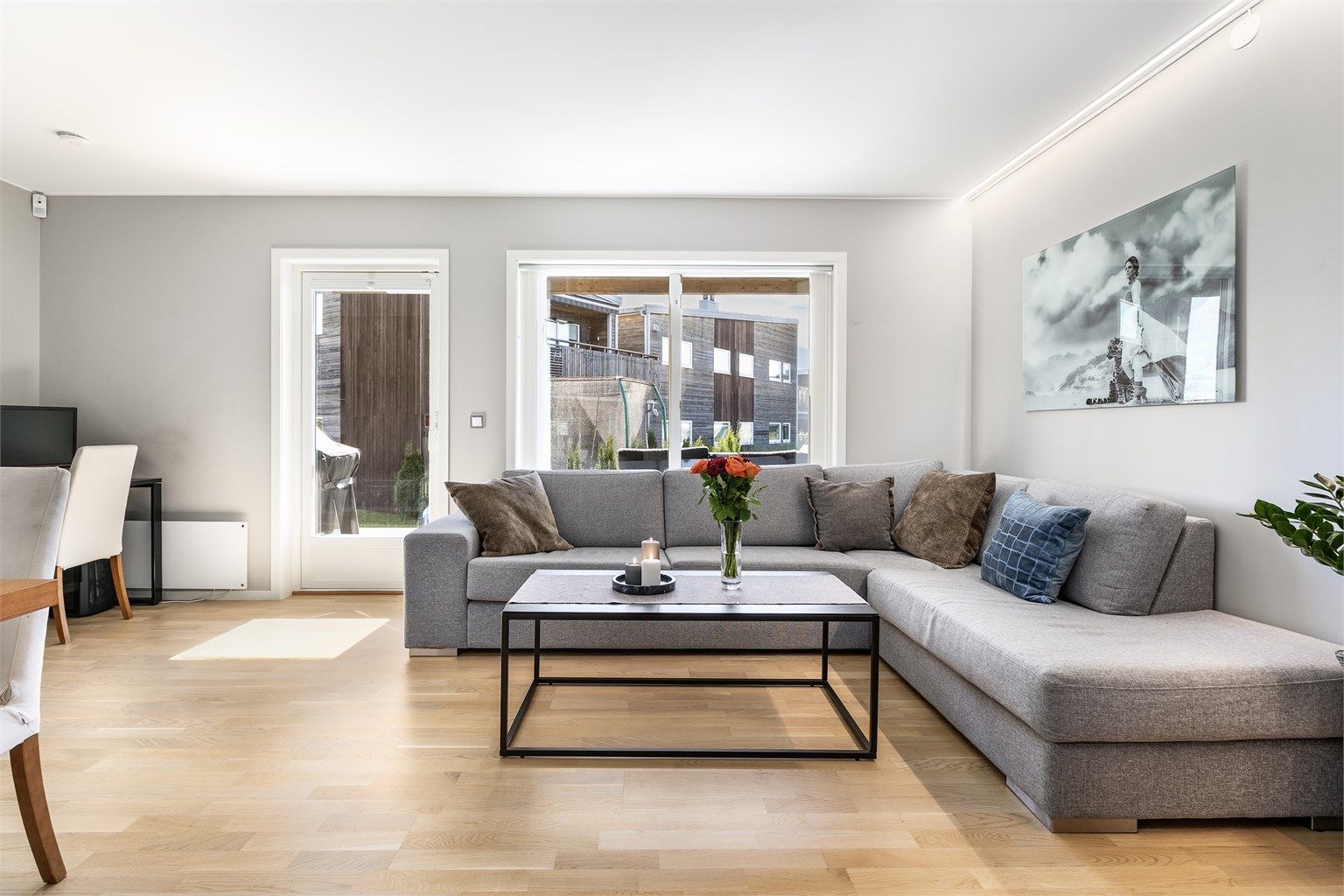Leiligheten ble oppført med moderne standard for byggeåret og er i dag meget velholdt. Her kan du flytte rett inn uten å tenke på tidkrevende oppussing.