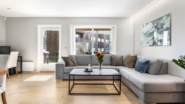 Leiligheten ble oppført med moderne standard for byggeåret og er i dag meget velholdt. Her kan du flytte rett inn uten å tenke på tidkrevende oppussing.