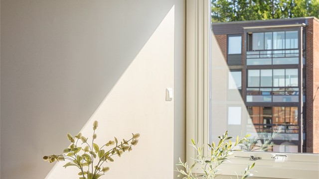 Kjøkkenet har flislagte gulvflater