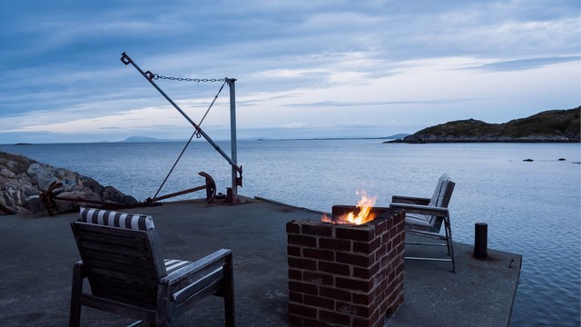 Tidligere ble det drevet fiske fra brygga. Fiske kan man gjøre i dag også, rett fra brygga. Eller bare kose seg i de sene timene.