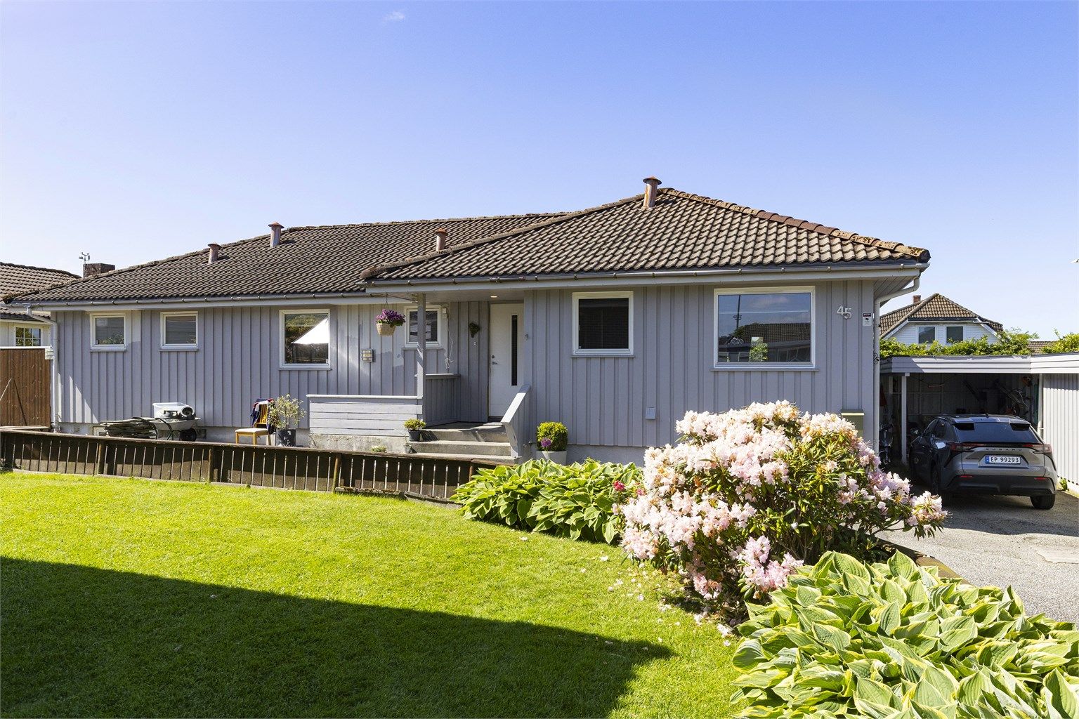 Boligen har utvendig, samt innvendig trapp ned til kjelleretasjen. Foto Marianne Lyse.