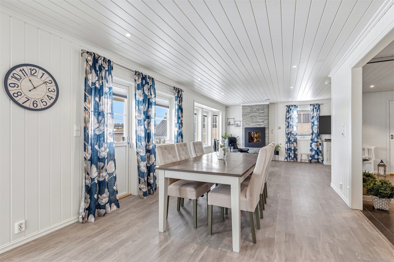 Spisestueplassen befinner seg i området mellom kjøkkenet og stueavdelingen,, her er det god plass til å utvide til langbord ved store middagsselskaper. Adkomst ut til den herlige terrassen mot sydvest