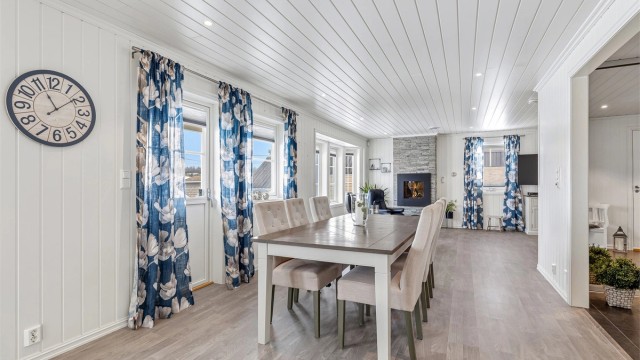 Spisestueplassen befinner seg i området mellom kjøkkenet og stueavdelingen,, her er det god plass til å utvide til langbord ved store middagsselskaper. Adkomst ut til den herlige terrassen mot sydvest