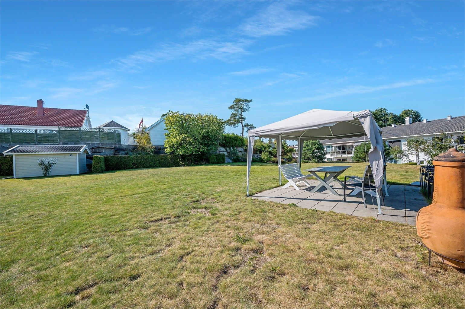 Store flotte uteområder i sameiet som er velstelt og hyggelige.