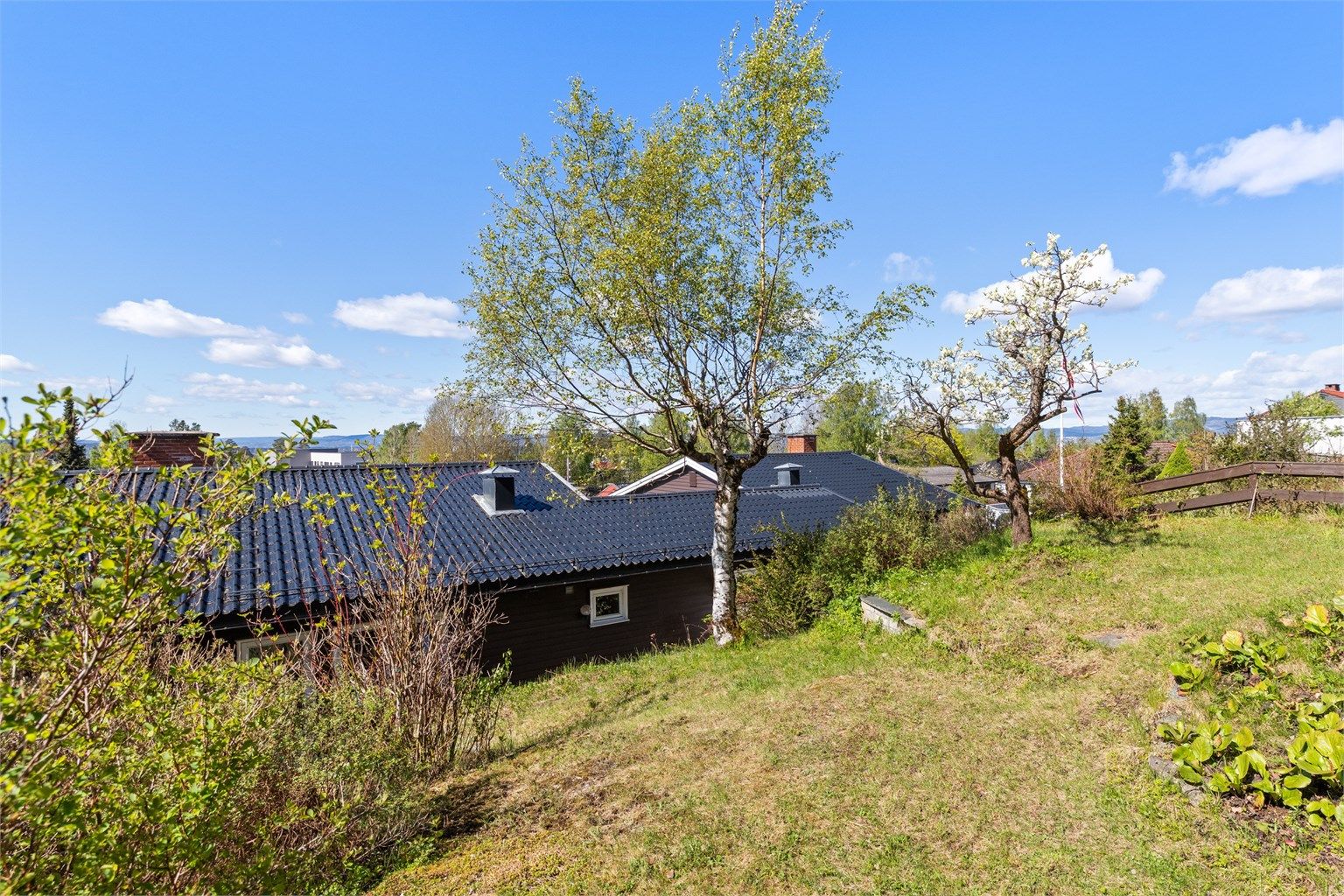 Flott tomteareal som ligger høyt og luftig, med sen kveldssol, noe fjordgløtt og hyggelig utsikt over nærområdet