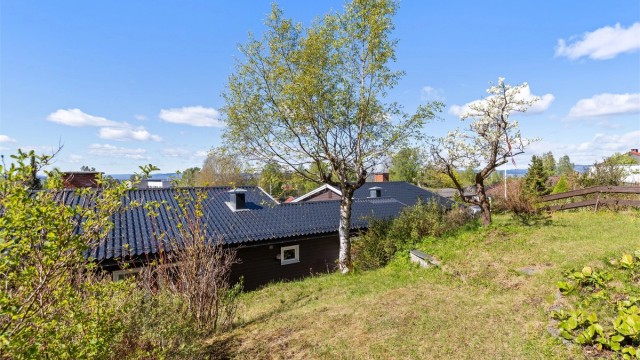 Flott tomteareal som ligger høyt og luftig, med sen kveldssol, noe fjordgløtt og hyggelig utsikt over nærområdet