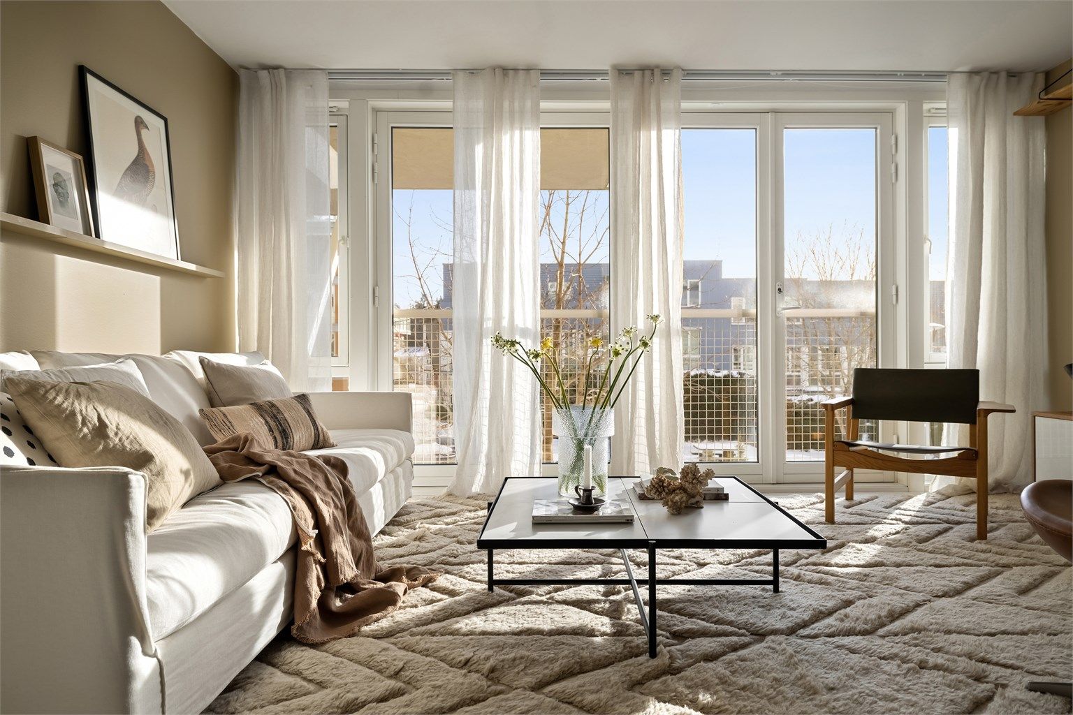 Store vindusflater som sørger for svært gode lysforhold i hele leiligheten