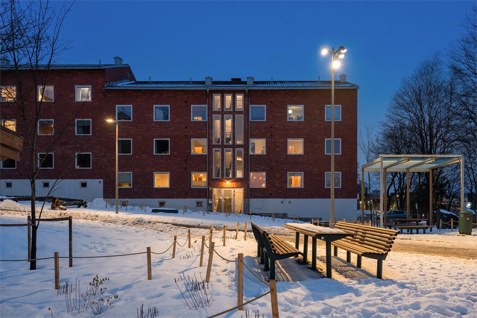 Kommunikasjonsmulighetene er utmerkede, med Ensjø T-banestasjon kun tre minutter unna.