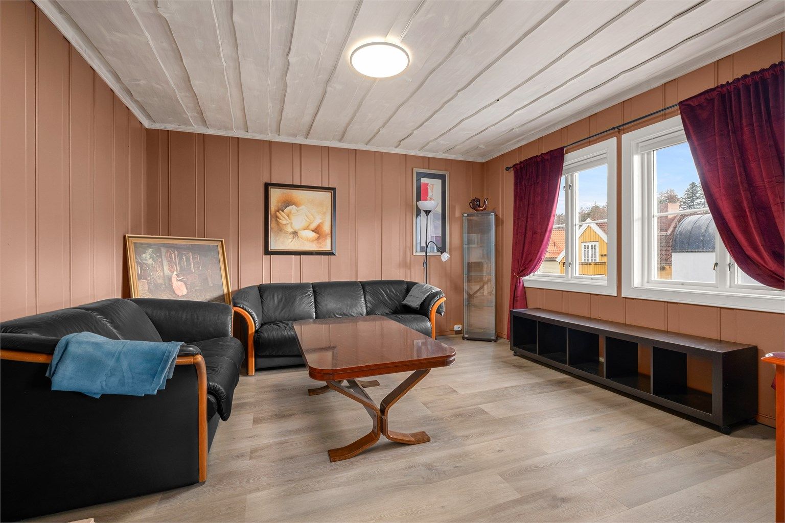 Stuen har en behagelig størrelse på 20 kvm og godt med naturlig lysinnslipp fra vinduene, noe som skaper en lys og trivelig romfølelse.