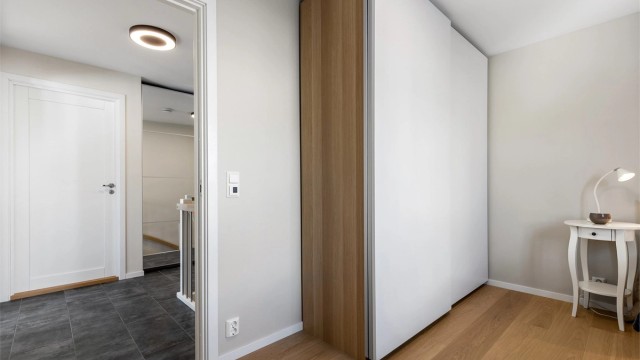 Soverom med skyvedørsgarderobe