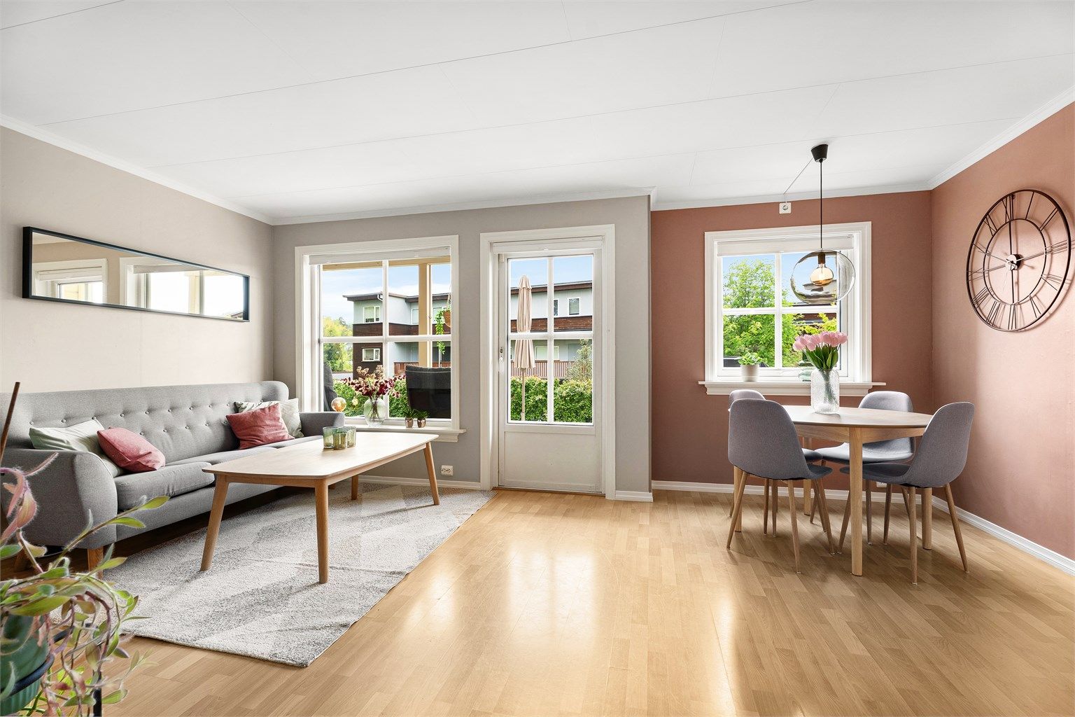 Stuen har fine møbleringsmuligheter til både sofa- og spisegruppe. Nåværende eier har hatt to sofastoler samt trukket ut spisebordet med plass til flere gjester. (Foto: Hans Nøstdahl)