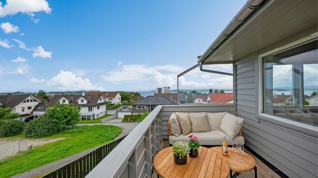 Flott og åpen utsikt fra terrassen.