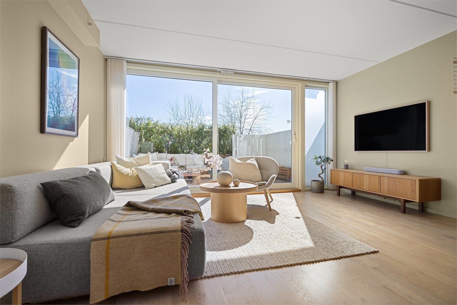 Med to markterrasser, meget gode solforhold og trappefri adkomst er denne leiligheten perfekt for både unge, eldre og deg med hund/katt