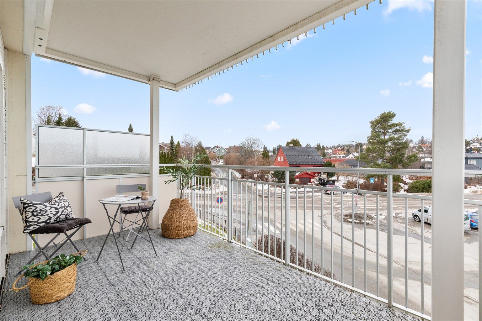 Balkong - god plass til sittegruppe, sofaløsning, m.m. - leiligheten ligger på en hjørne med lite innsyn og gode solforhold