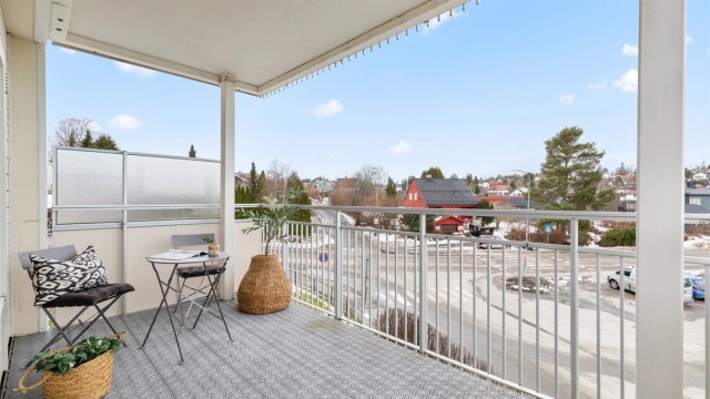 Balkong - god plass til sittegruppe, sofaløsning, m.m. - leiligheten ligger på en hjørne med lite innsyn og gode solforhold