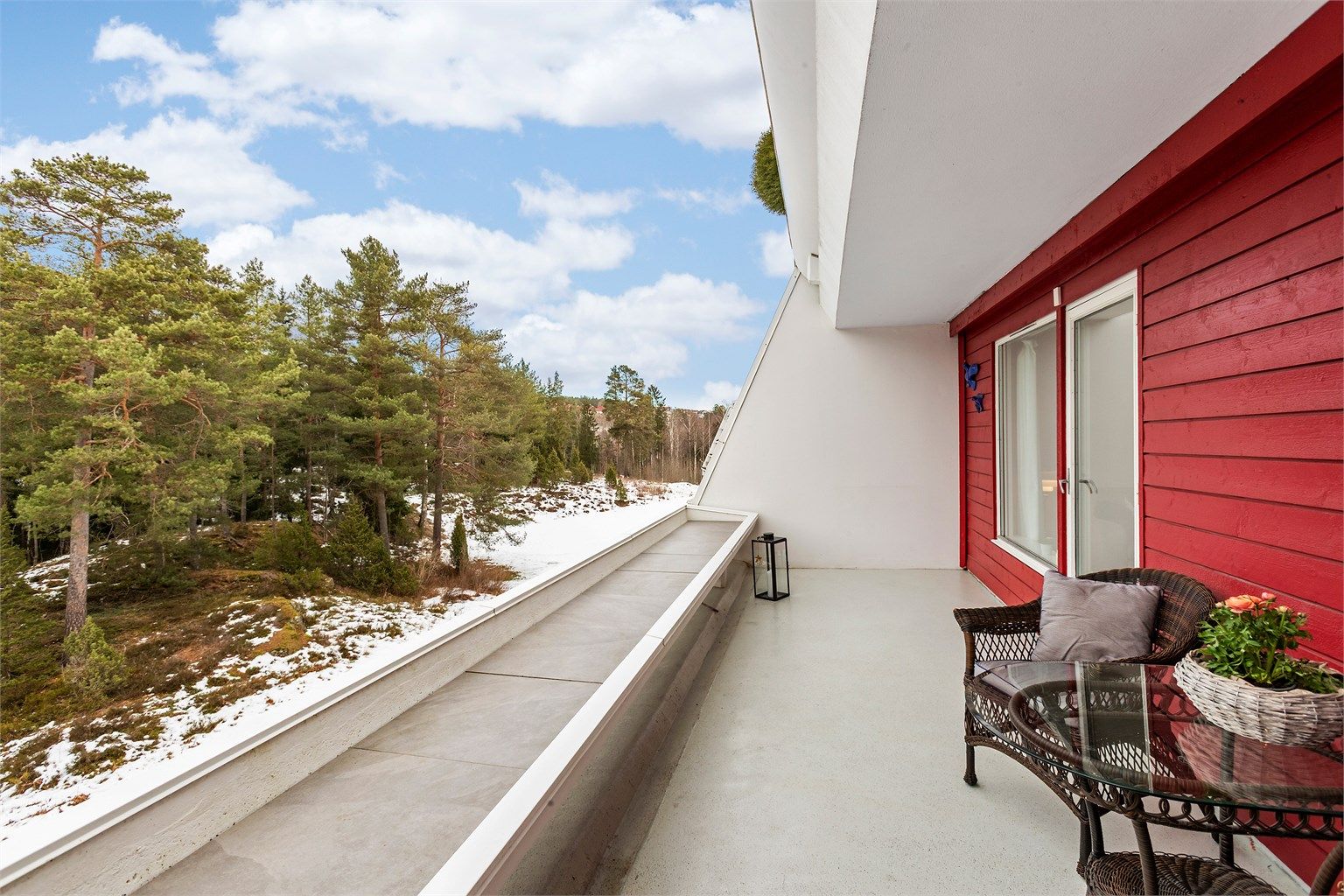 Leiligheten har to romslige balkonger med fin utsikt og gode solforhold