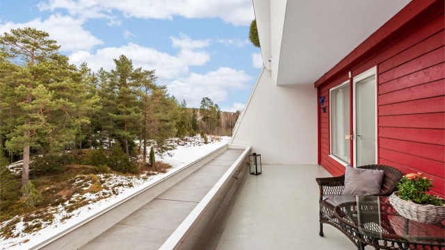 Leiligheten har to romslige balkonger med fin utsikt og gode solforhold