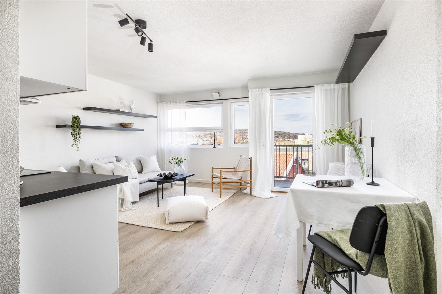 Leiligheten ble oppført med moderne standard for byggeåret og er i dag i god stand. Alle rom har gulvvarme, hovedsakelig vannbåren.