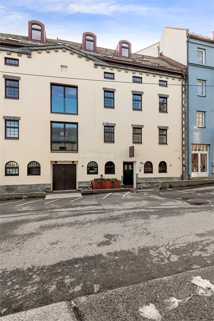 Eiendommen har en karakteristisk fasade som er en del av byens unike jugendstilarkitektur