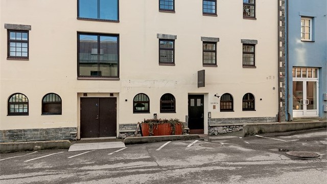 Eiendommen har en karakteristisk fasade som er en del av byens unike jugendstilarkitektur