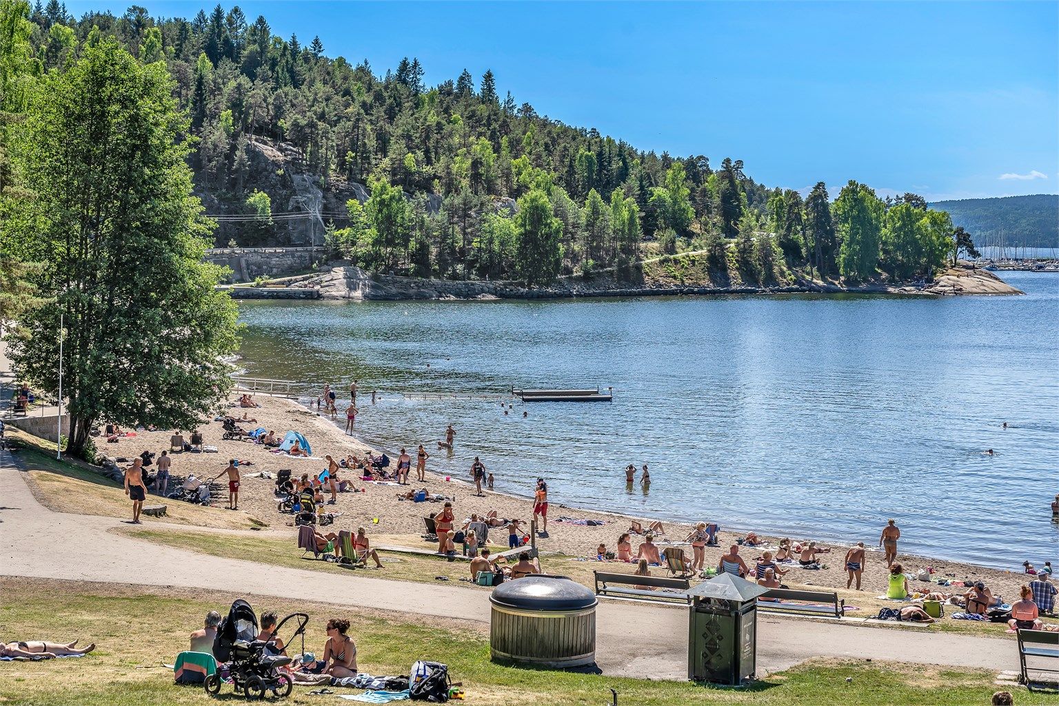 Kort kjøretur til Hvervenbukta, som er en flott badeplass på sommeren. 