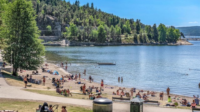 Kort kjøretur til Hvervenbukta, som er en flott badeplass på sommeren.