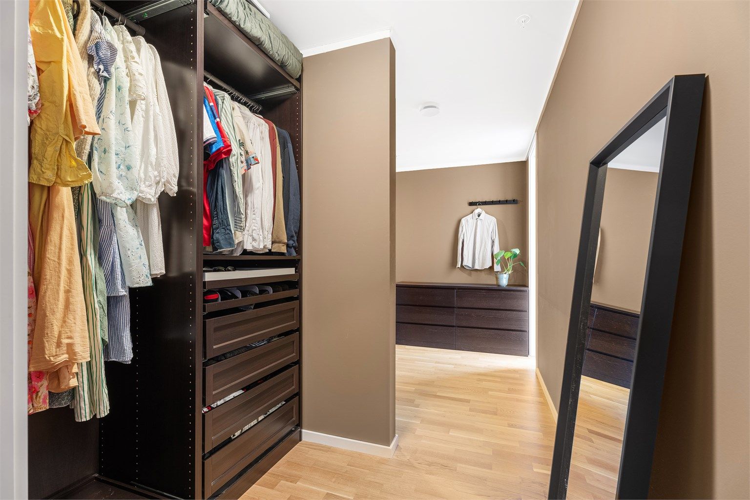 Garderobe i tilknytning til soverommet. 