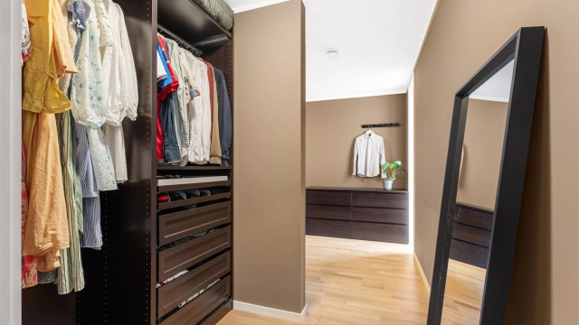 Garderobe i tilknytning til soverommet.