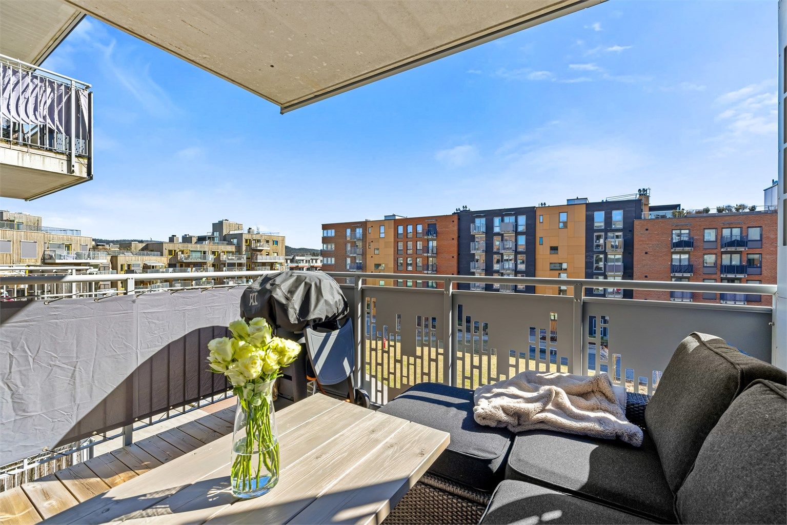 Balkongen er utstyrt med både belysning og stikkontakt.