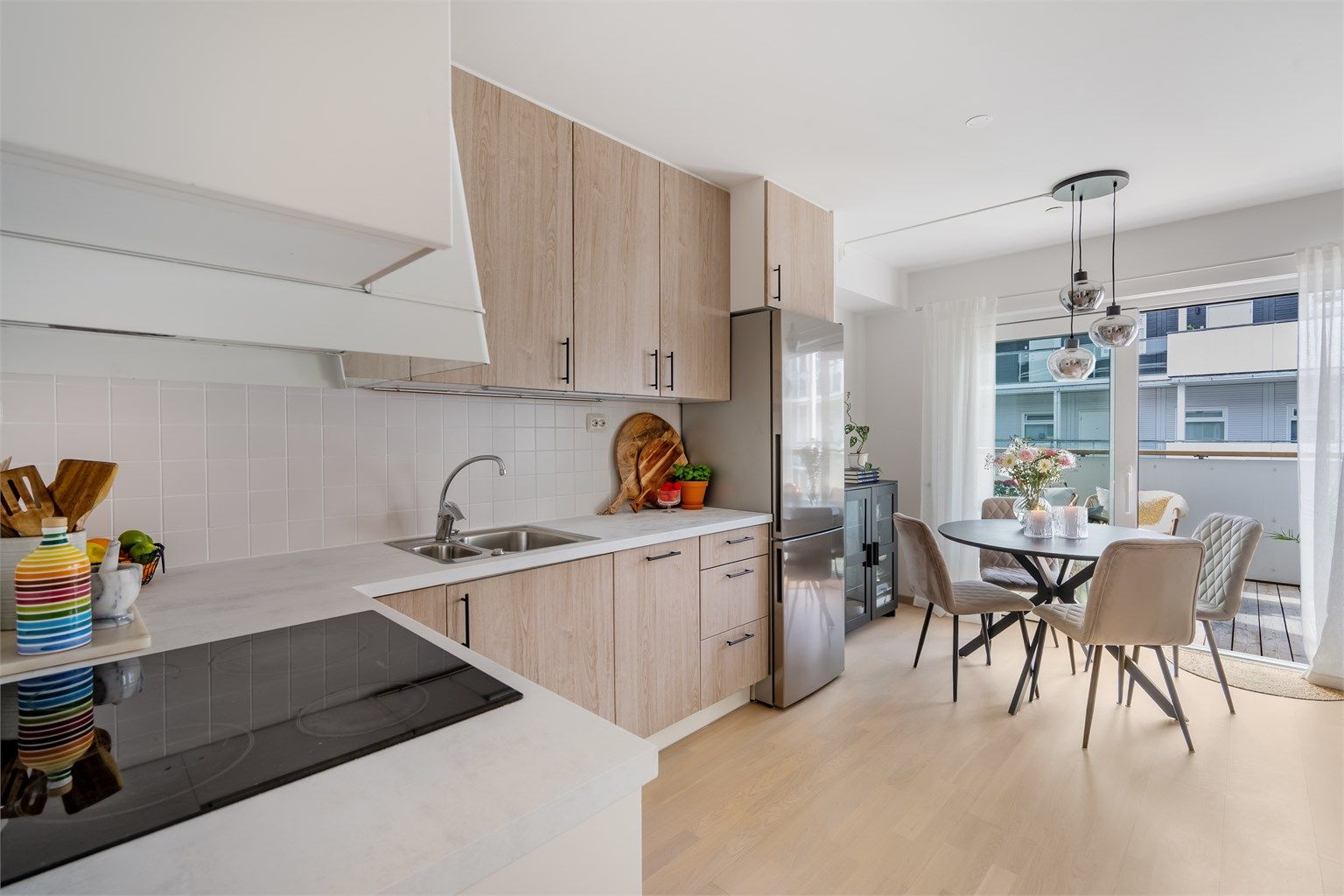  Fliser mellom kjøkkenbenk og overskap bidrar til et helhetlig og pent uttrykk.