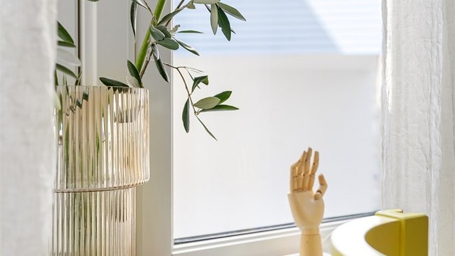 Godt med lysinnslipp fra stort vindu