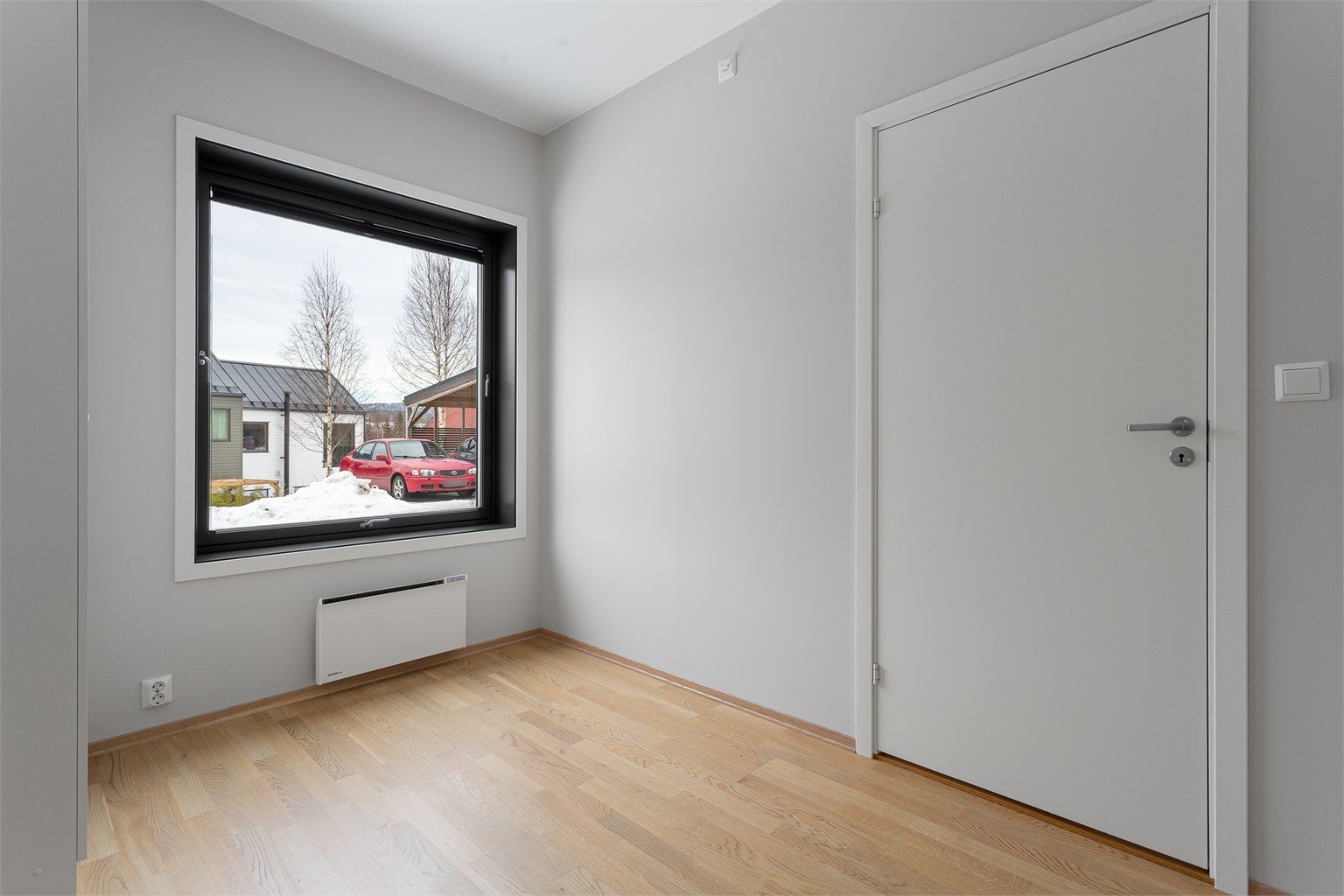 Også her er det parkett på gulvet og vinduer som gir godt med dagslys.