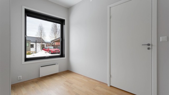 Også her er det parkett på gulvet og vinduer som gir godt med dagslys.