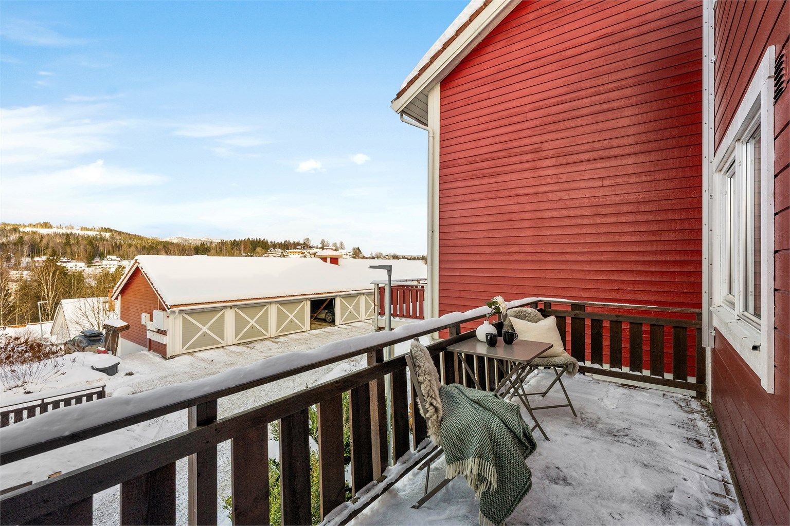 Ved kjøkkenet har du en veranda på 8 kvm. Verandaen er nordvestvendt