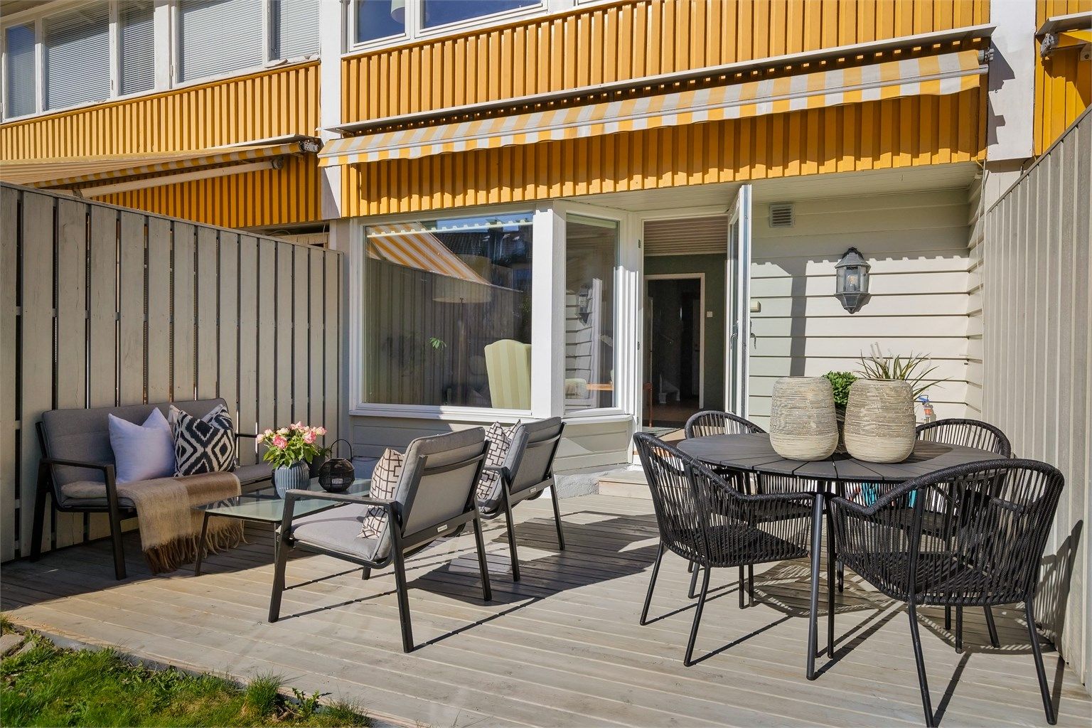 Den 17 m² store markterrassen i tre blir en naturlig forlengelse av stuen, med god plass til både spise- og loungegruppe.