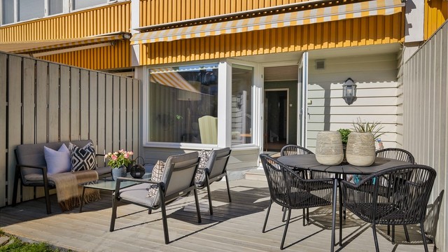 Den 17 m² store markterrassen i tre blir en naturlig forlengelse av stuen, med god plass til både spise- og loungegruppe.