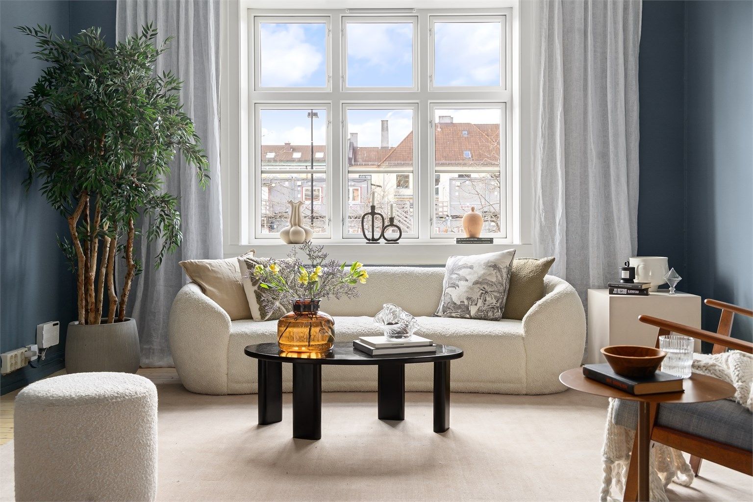 Her får du klassiske detaljer som store vinduer, dype vinduskarmer og originalt tregulv