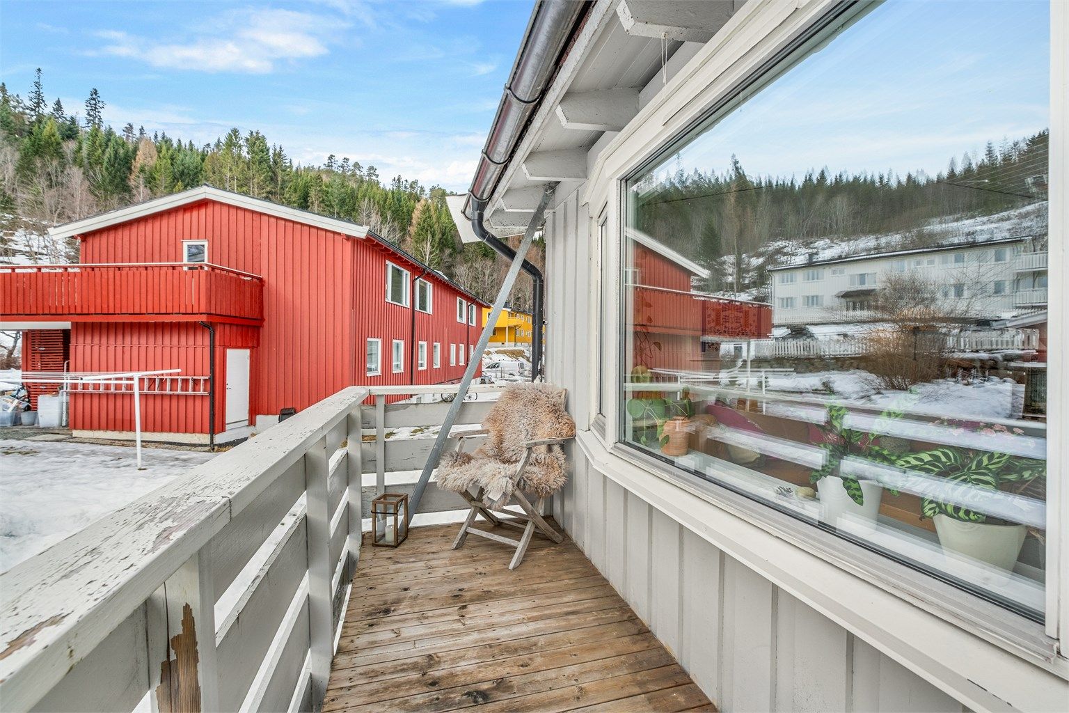 Balkongen vil på sommerstid oppleves som en fin forlengelse av stuen. Selger opplyser om solgang fra ca. kl. 10:00-20:00 på sommerstid. 