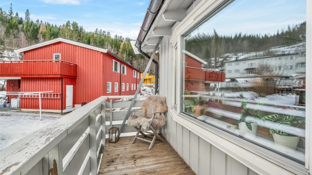 Balkongen vil på sommerstid oppleves som en fin forlengelse av stuen. Selger opplyser om solgang fra ca. kl. 10:00-20:00 på sommerstid.