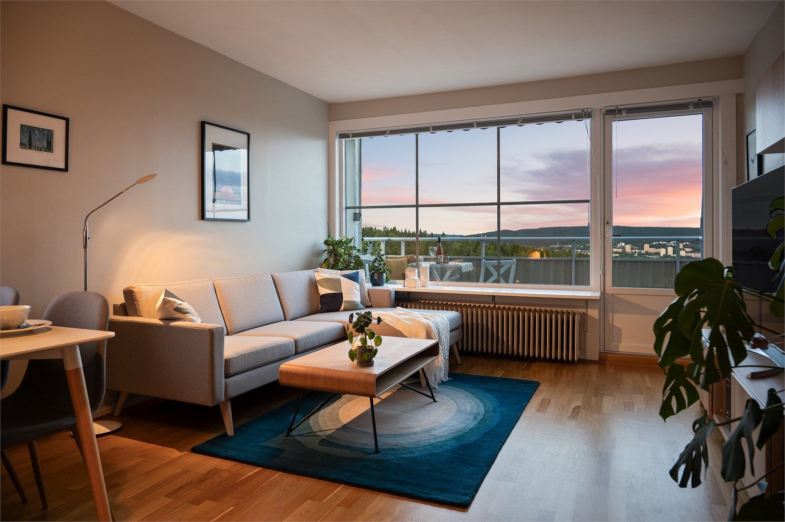 Lys stue med store vindusflater som gir godt innslipp av naturlig lys.